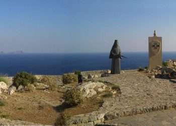 Το Διεθνές Μνημείο Αντίστασης και Ειρήνης στο Πρέβελη. Η θεμελίωση του έργου έγινε  στο πλαίσιο των εκδηλώσεων της 60ης  επετείου της Μάχης της Κρήτης. (18/5/01)
