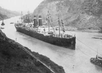 To SS Ancon στην πρώτη διέλευση της διώρυγας