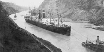 To SS Ancon στην πρώτη διέλευση της διώρυγας